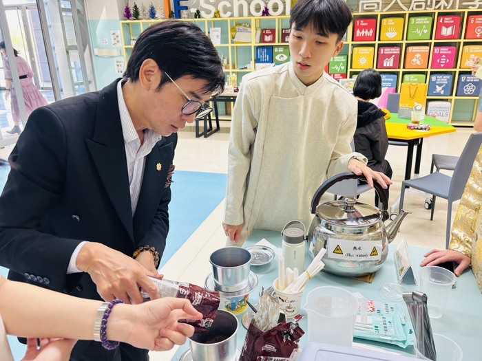 裴光雄老師示範冰滴咖啡製作過程，並說明沖煮時的注意事項。