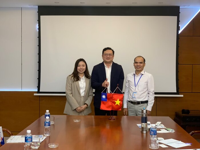 與胡志明食品工業大學國際長合照