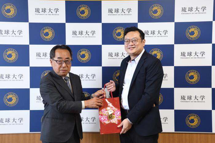 吳行浩與牛漥潔副校長交換禮物