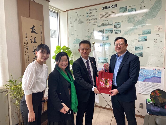 與沖繩縣教育長合照